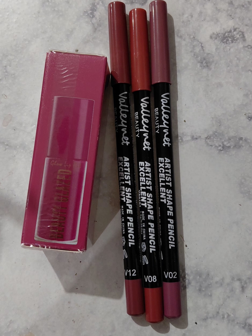 3 Delineadores Labiales + 1 Brillo Labial